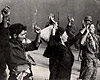 Варшава, Польша, апрель-май 1943. Солдаты СС конвоируют евреев, схваченных с оружием во время восстания в гетто.