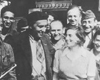 Вильнюс, Литва, 1944. Илья Григорьевич Эренбург, советский писатель и публицист, с еврейскими партизанами из Вильнюса.