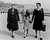 Франция. Праведницы народов мира Джульет Видаль (справа) и Маринет Гай со спасенной ими девочкой.