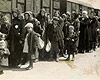 Аушвиц-Биркенау, Польша, 27/05/1944. Венгерские евреи, прибывшие в лагерь, стоят на платформе.