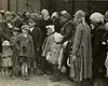 Аушвиц-Биркенау, Польша. Новоприбывшие женщины и дети из гетто Билки.