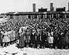 Аушвиц-Биркенау, Польша. Женщины-заключенные в женской секции лагеря.