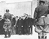 Шауляй, Литва, июль 1941. Группа евреев возле тюремной стены, в день их расстрела.