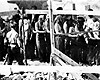 Понары, Литва, 1941. Евреев конвоируют к месту казни, на их головах - мешки.