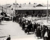 Аушвиц-Биркенау, Польша, 27/05/1944. После селекции: женщин и детей ведут в газовые камеры.