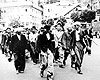 Каунас, Литва, июнь-июль 1941. Литовские полицейские конвоируют евреев в Седьмой форт, служивший местом массовых убийств.