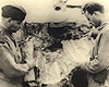 Майданек, Польша, 22/07/1944. Советские солдаты рассматривают свитки Торы, обнаруженные в освобожденном лагере.