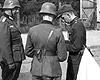 Львов, Украина, 21/09/1939. Немецкие офицеры принимают капитуляцию польской армии.