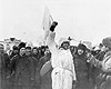 Сталинград, февраль 1943. Немецкий солдат поднимает белый флаг.