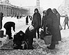 Блокадный Ленинград. Люди собирают на улице снег в качестве источника воды.