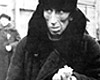 Блокадный Ленинград. Человек с дневной нормой хлеба в руке.