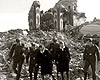 Киев, Украина. Солдаты германских ВВС на руинах города.