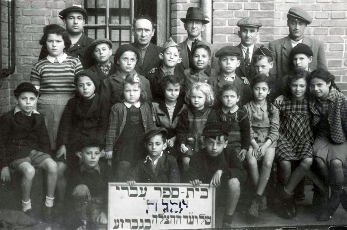 Еврейская школа "Явне", управляемая Комитетом спасения в лагере для перемещенных лиц Габерзее, Вассербург, Германия, 27.4.1946
