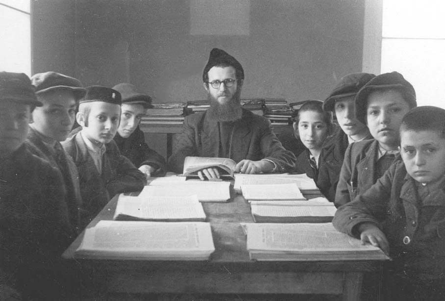 Изучение Талмуда в религиозной начальной школе Талмуд Тора в лагере для перемещенных лиц, Хайденхайм, Германия, 1946-1947