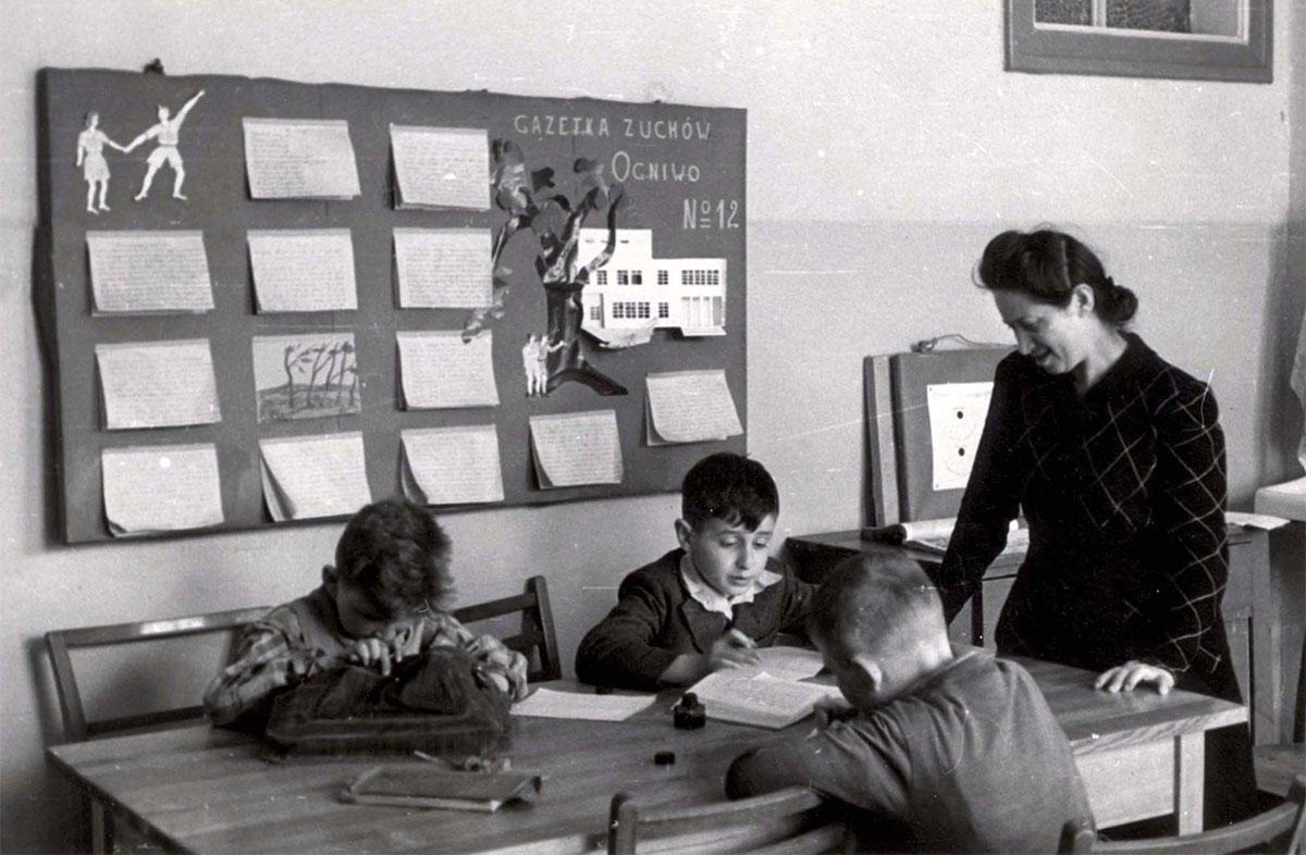 Ученики и их учитель Францишка Олива на занятиях в детском доме в Отвоцке, послевоенное время