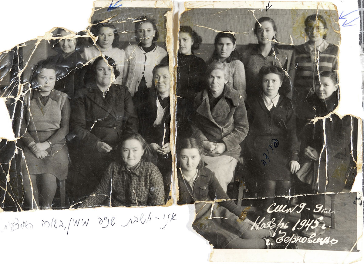 9-классницы Средней школы №9, Черновцы, Украина, ноябрь 1945 г.