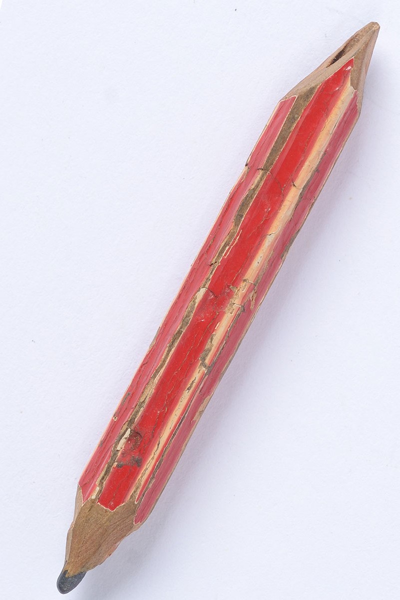Одноклассницы Берты Аксельрад в христианской школе подарили ей этот карандаш на праздник Святой Варвары