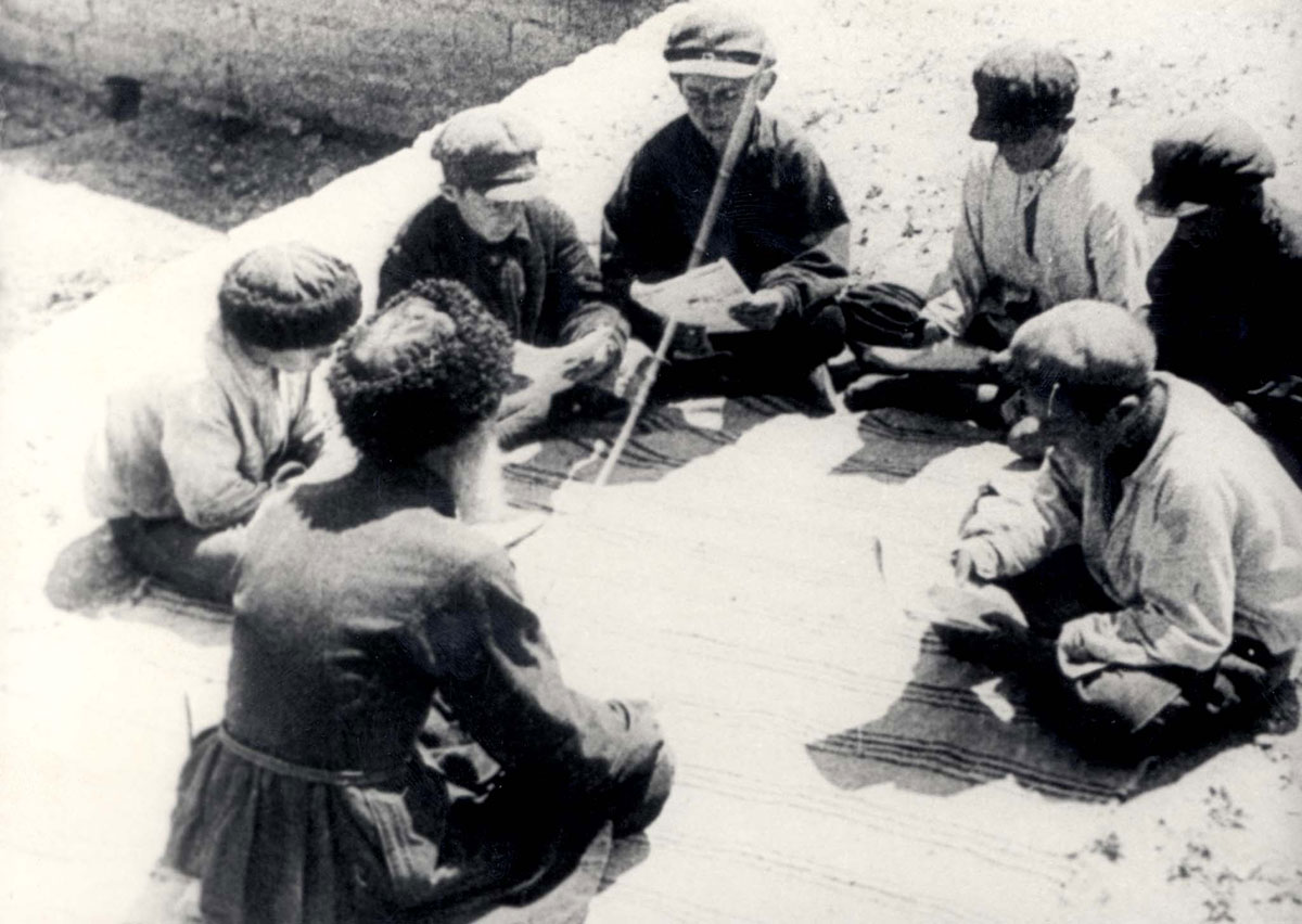 На уроке раввина в религиозной начальной школе Талмуд Тора, Россия, 1920-е годы