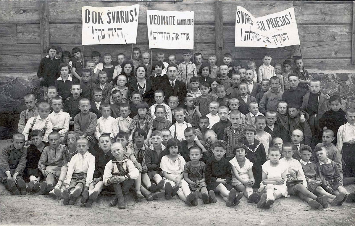 Ученики и учителя школы «Тарбут», Молетай, Литва, до войны. Плакаты на иврите и литовском языке: «Чистота - враг болезней», «Освети комнаты» и «Будь чист»