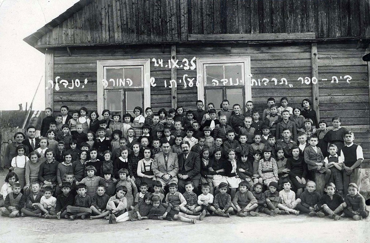 Ученики и учителя школы «Тарбут» в Янове, Литва, 24.9.1935 г. сфотографировались по случаю репатриации учителя Й. Сандлера в Эрец Исраэль