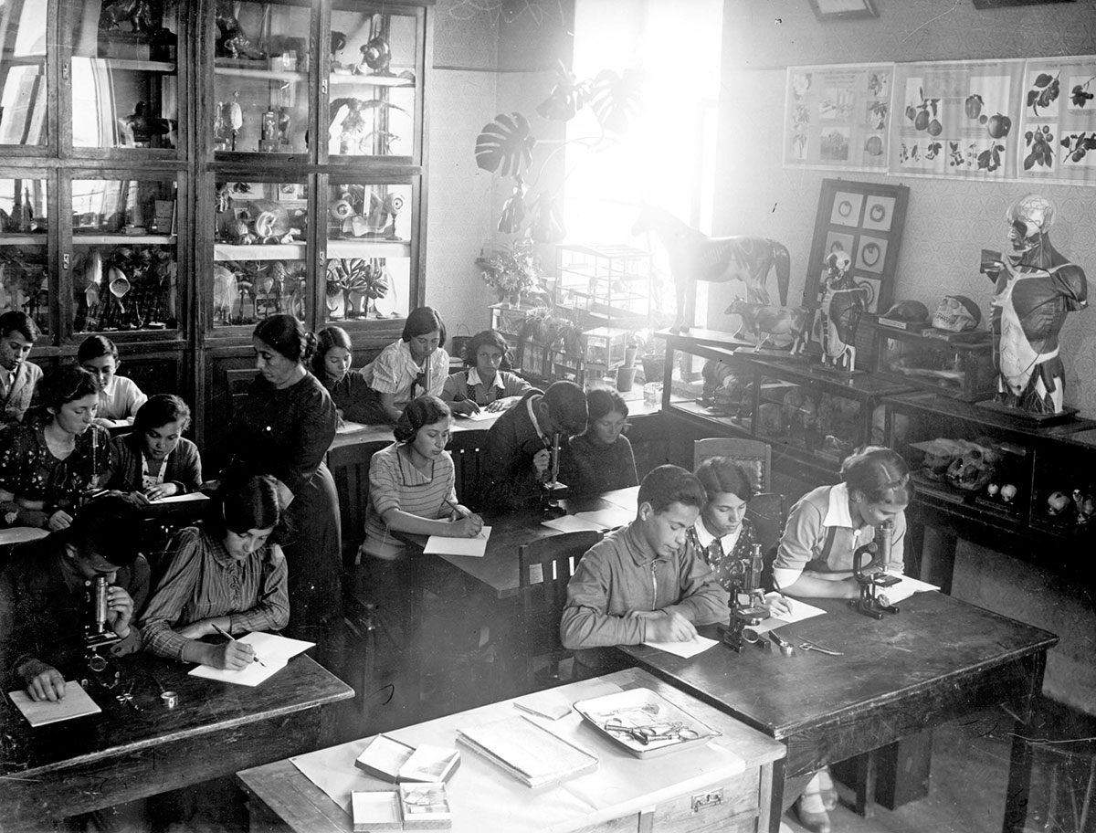 Лабораторная работа в кабинете биологии в еврейской педагогической школе в Житомире, Украина, 1938 г.