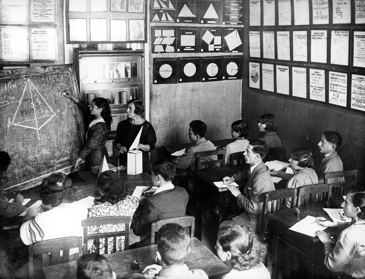 Студенты еврейской педагогической школы проходят практику на уроке математики в еврейской школе в Житомире, урок ведет Гехтман. Украина, 1938