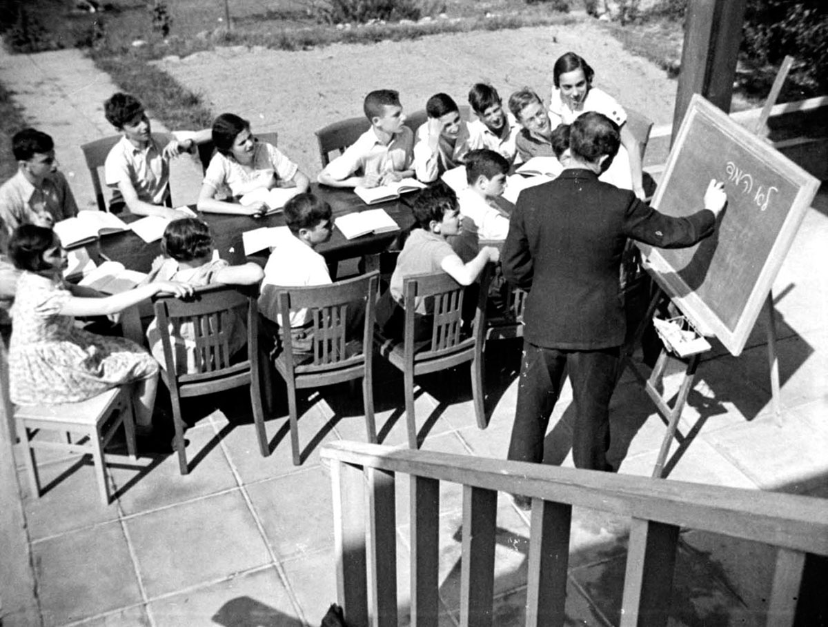 Урок во дворе школы в г. Капут, недалеко от Потсдама, Германия, 1934 г.