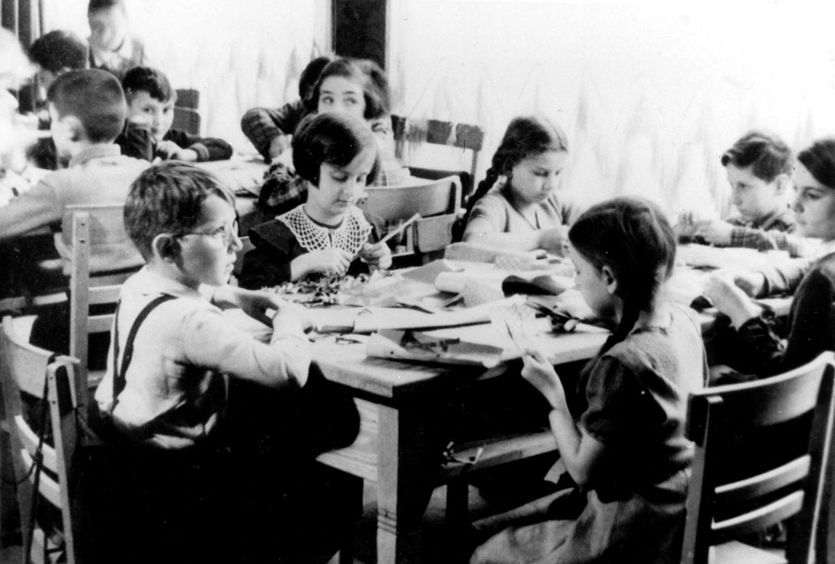 Урок декоративно-прикладного искусства в еврейской школе в Бонне, Германия, 1938 г.