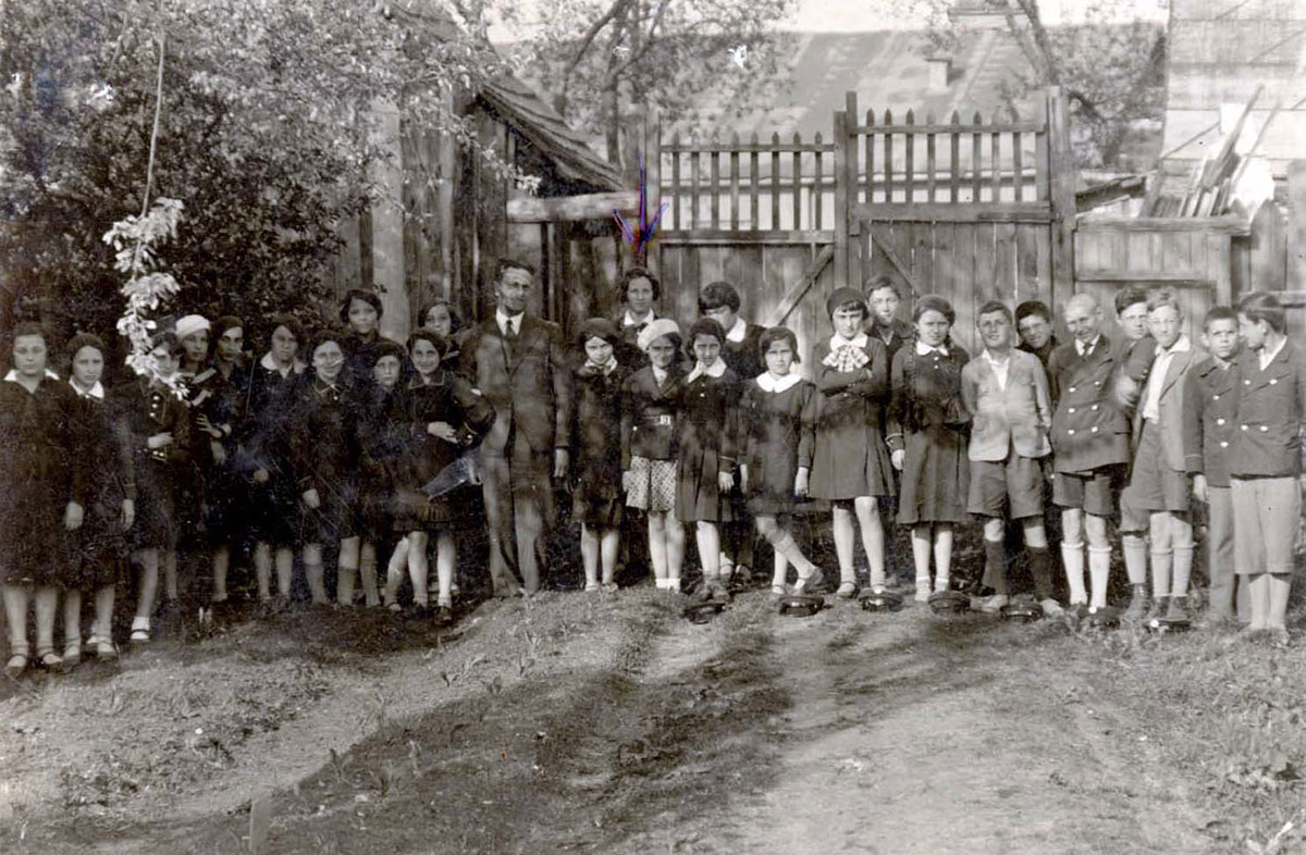 Фотография 6-го класса, Барановичи, Польша, 23.5.1935. Передавшая фотографию Хана Ротблюм-Шкляр (помечена стрелкой) - единственная из всего ее класса, пережившая Холокост