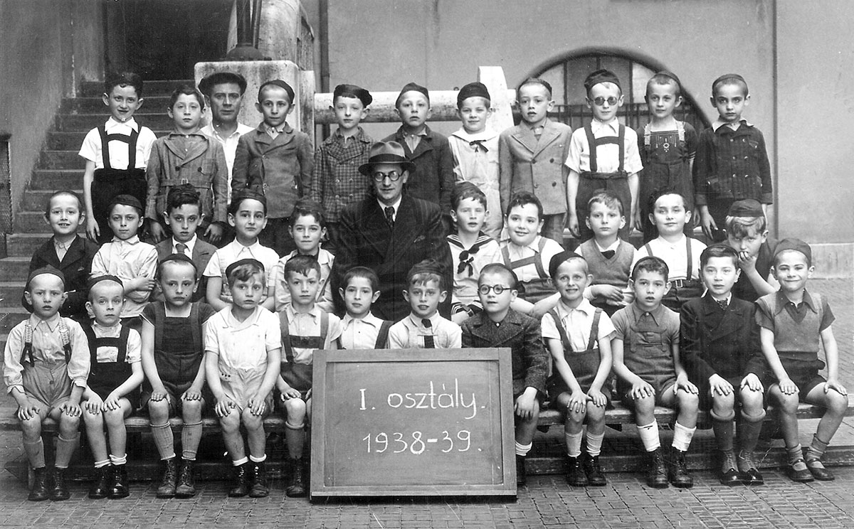 Фотография 1-го класса в еврейской ортодоксальной религиозной школе в Будапеште, Венгрия, 1939 г.