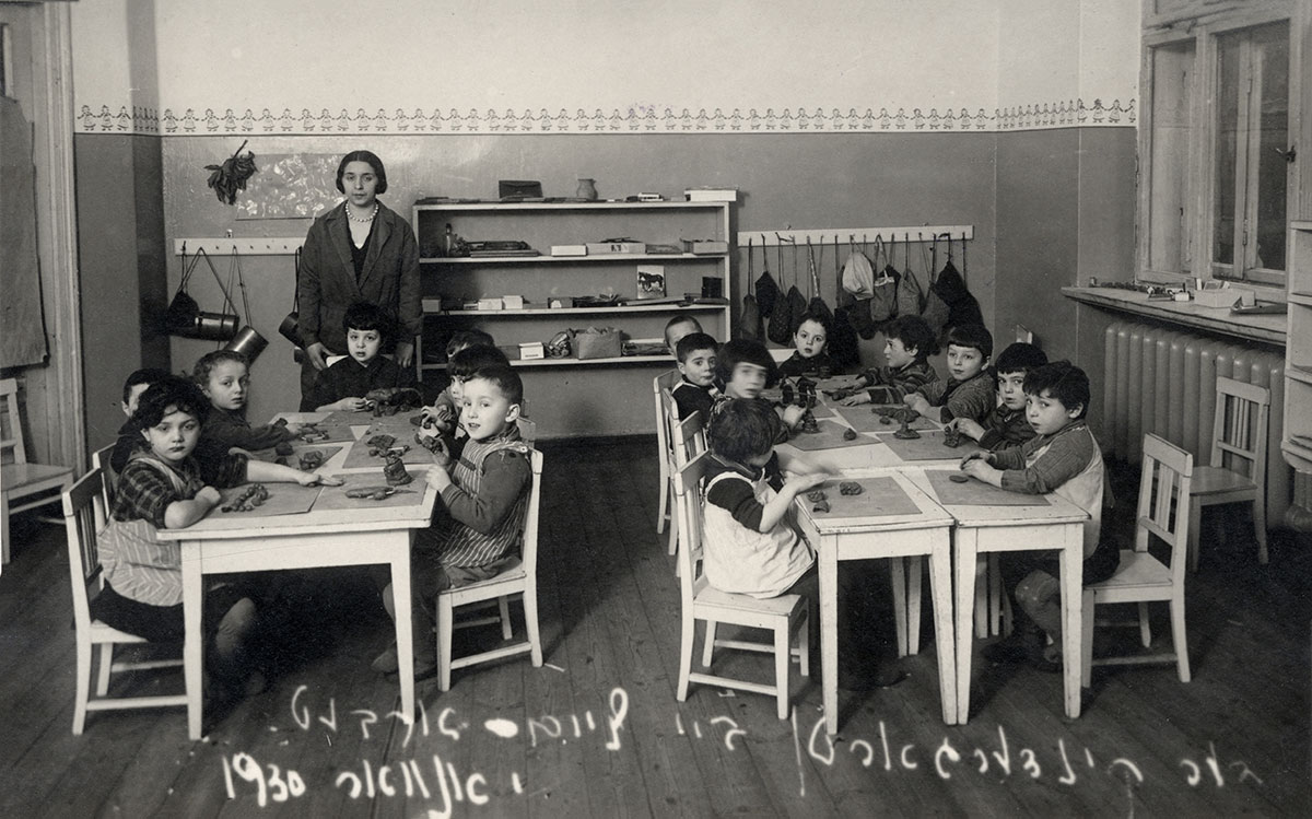 Дети на уроке лепки из глины в детском саду при еврейской начальной школе в Риге, Латвия, январь 1930 г.