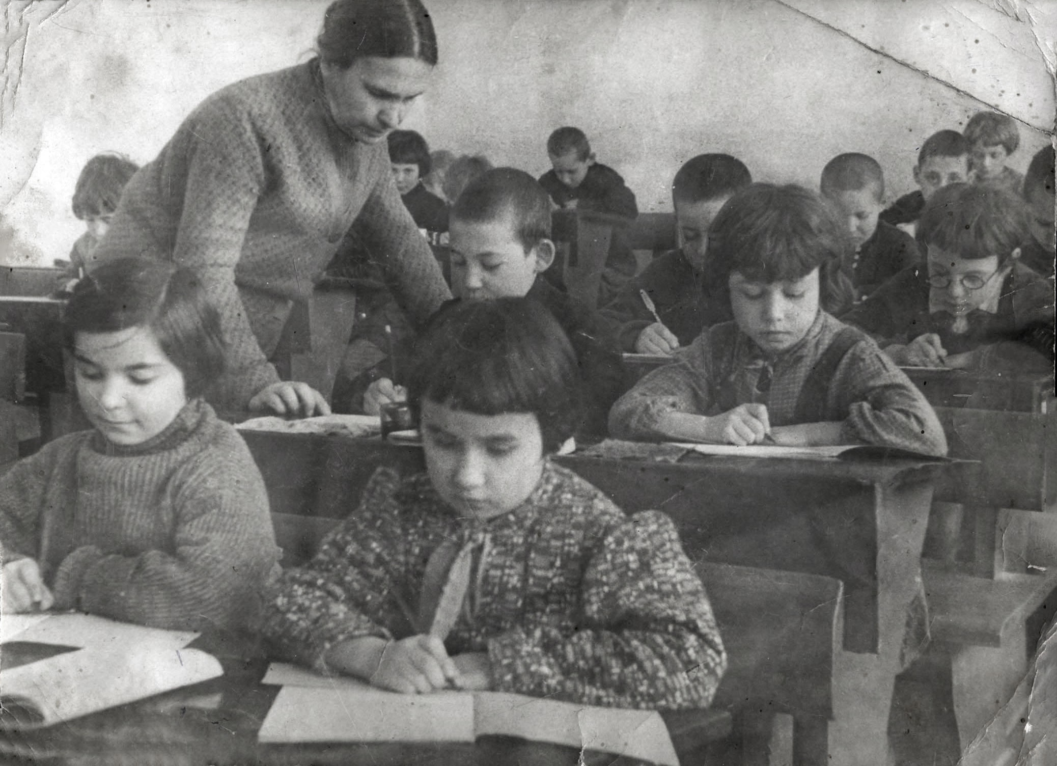 Первоклассники на уроке каллиграфии в еврейской школе, Смела, СССР, 1941