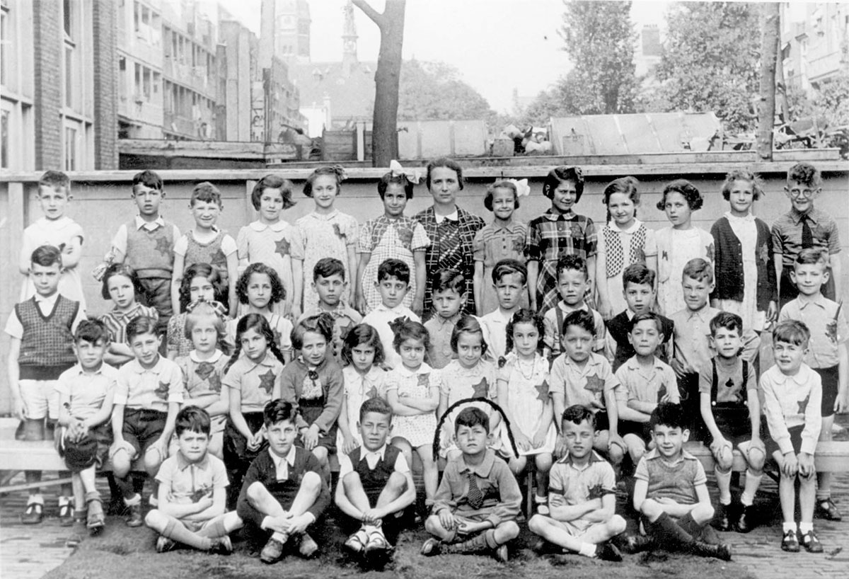 Ученики и их учитель в еврейской школе в Нидерландах