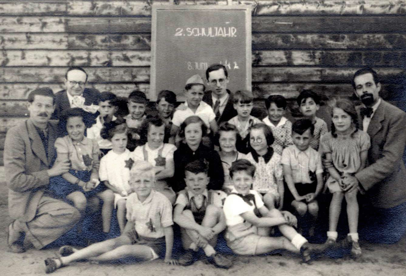 Ученики и учителя в школе лагеря Вестерборк в Нидерландах