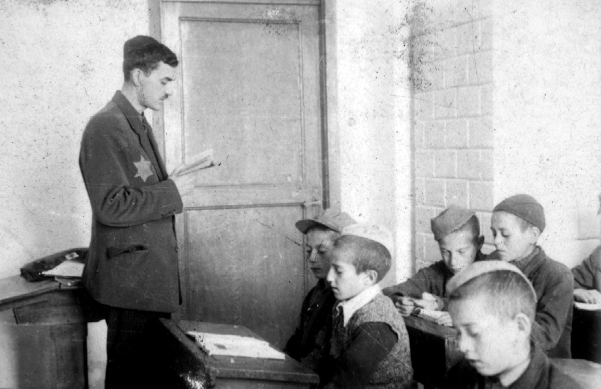Ученики и учитель, по-видимому, в школе квартала Марысин в Лодзинском гетто, Польша