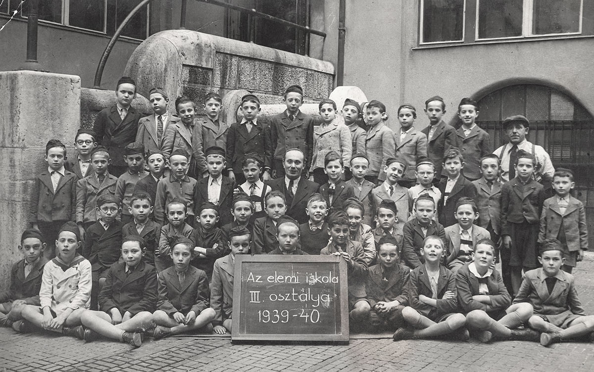Третьеклассники ортодоксальной религиозной начальной школы в Будапеште, Венгрия, 1940 г.