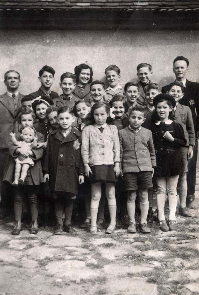 Вера и Иржи Бадер с одноклассниками и учителями в еврейской школе, где они учились во время нацистской оккупации Кийова, Чехия