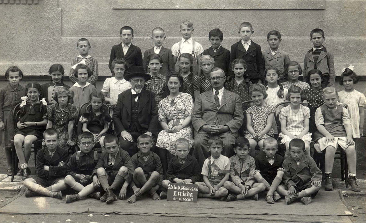 Ученики и учителя еврейской начальной школы в Спишска-Нова-Вес, Словакия, 1940-1941