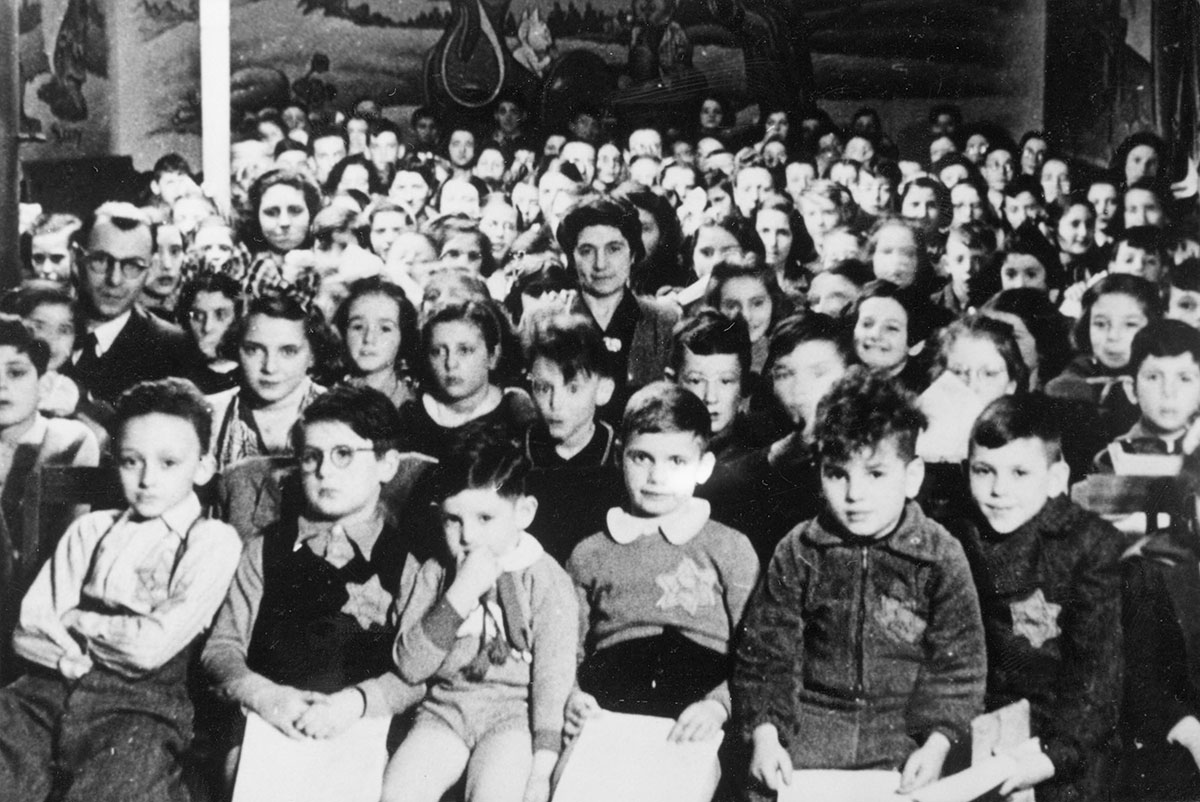 Фред Лессинг (второй справа в первом ряду) со своими одноклассниками в Амстердаме, 1942 г.