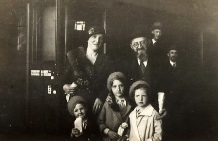 Раввин д-р Акива Познер, его жена Рахель и трое их детей (справа налево): Авраам Хаим, Това и Шуламит, на вокзале в Киле, покидая Германию, 1933