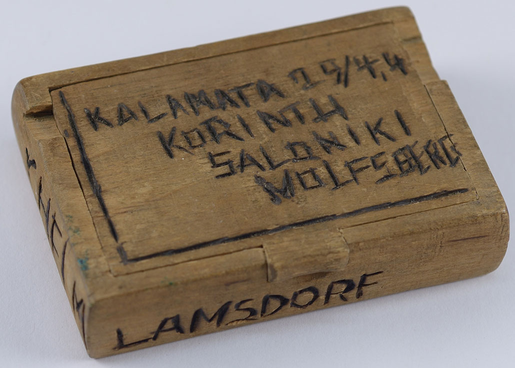Коробка с названиями лагерей, через которые прошел Яков Марморош