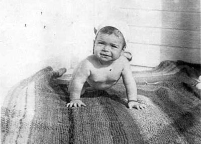 Ханна в  младенчестве на коврике, который ее отец Яков сплел в плену у немцев, из шерстяных ниток солдатских  свитеров