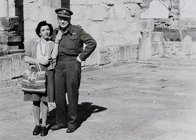 Яков Мармарош в форме британской армии во время медового месяца с женой Батьей.  Эрец Исраэль, 1946 г.