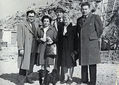 Яков Мармарош в центре с шляпой. Эрец Исраэль, 1940 г.