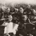 Иосиф Катанов во втором ряду в центре, среди солдат своей роты