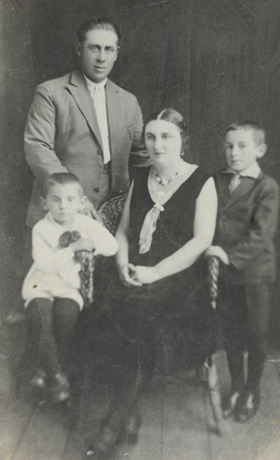 Семья Лейдерман, Капрешты, 1932. Справа: Цви, Ента, Залман и Давид