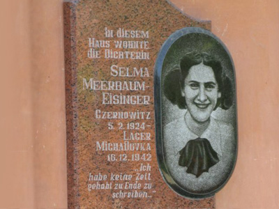 Мемориальная доска на доме в Черновцах, где родилась Зельма Меербаум-Айзингер, Зал Имен, Яд Вашем