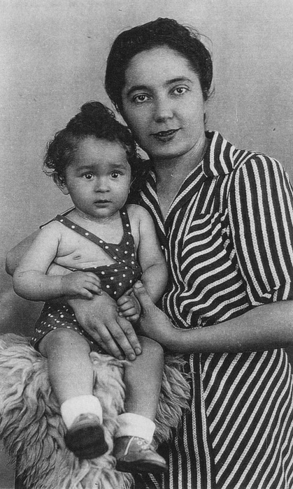 Этель Собель урожденная Зальцбергер и ее сын Михаил-Микки, Мукачево, 1940-1. 