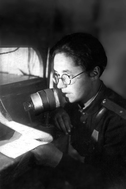 Ирина Дунаевская во время радиотрансляции анти-нацистской пропаганды, 1943