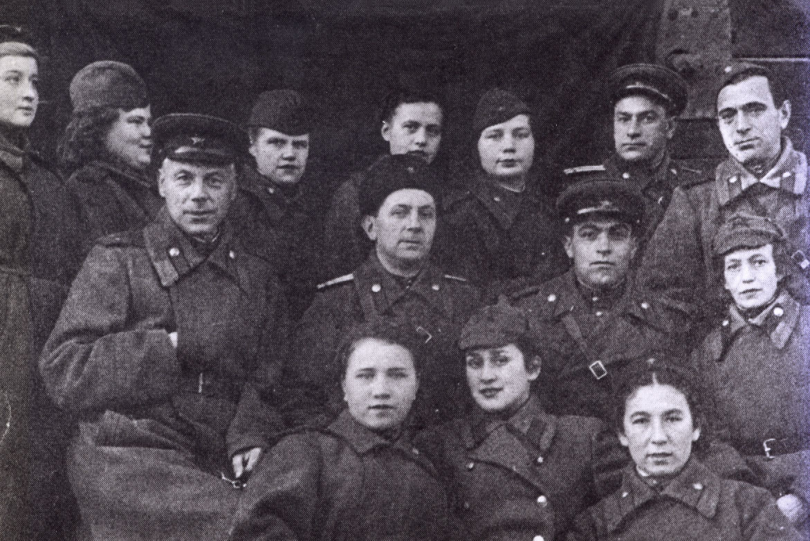 1942 г., коллектив санитарного поезда, вывозившего в тыл солдат, раненых на фронте. Елена Боннэр - в центре в нижнем ряду.